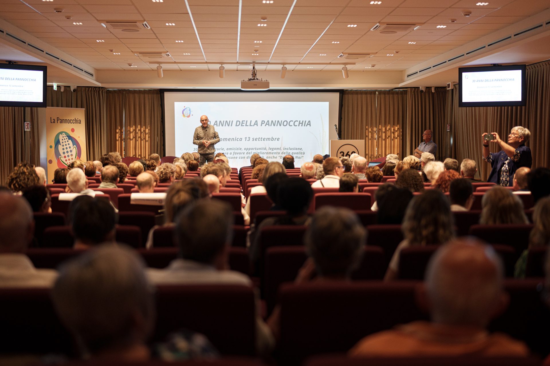 La sala convegni piena durante la celebrazione dei 30 anni della Pannocchia