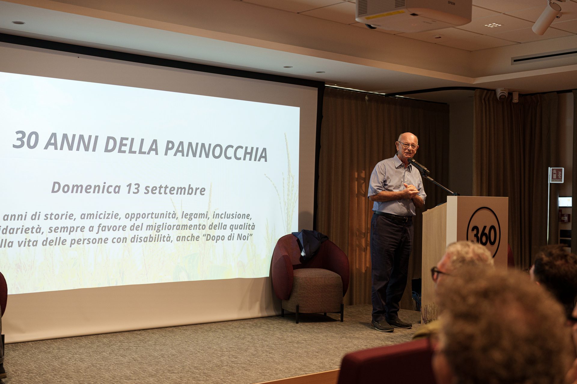 Un intervento sul palco davanti allo slide dei 30 anni della Pannocchia