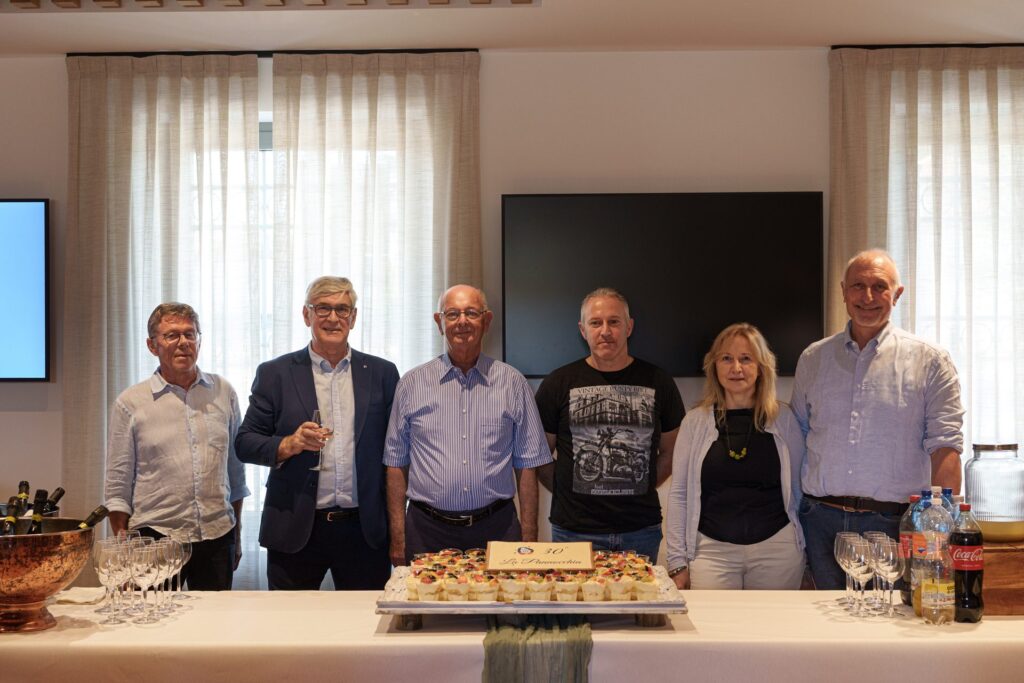 Il brindisi per il trentennale davanti alla torta