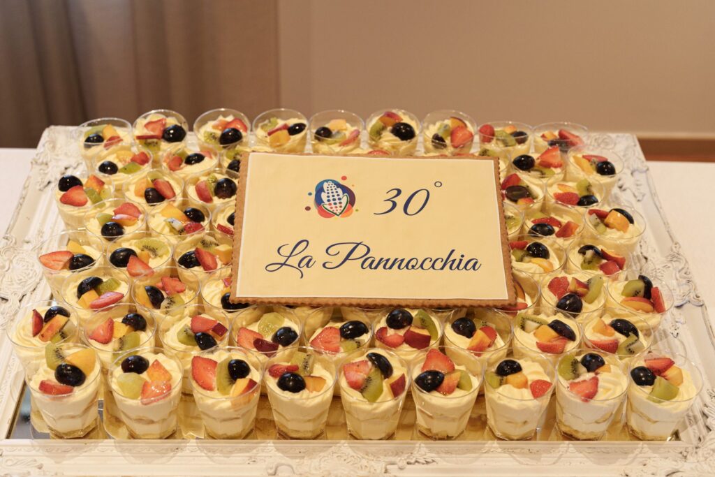La torta con il logo e la scritta 30° La Pannocchia